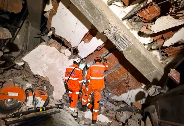 bombeiros nos escombros do terremoto na Venezuela
