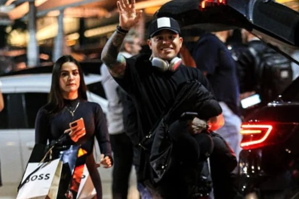 Tierry e Mikaely Amorim são flagrados em aeroporto do Rio; veja fotos