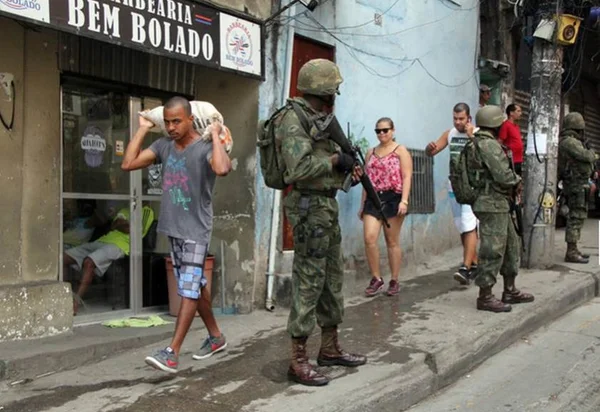 Rocinha tem madrugada sem ocorrências e moradores voltam às ruas