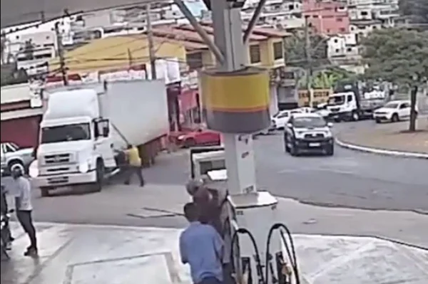 caminhão desce ladeira em anápolis, após caminhoneiro descer para pedir informação