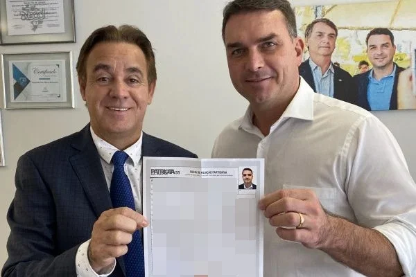 Flávio Bolsonaro prevê bancada do Patriota 10 vezes maior