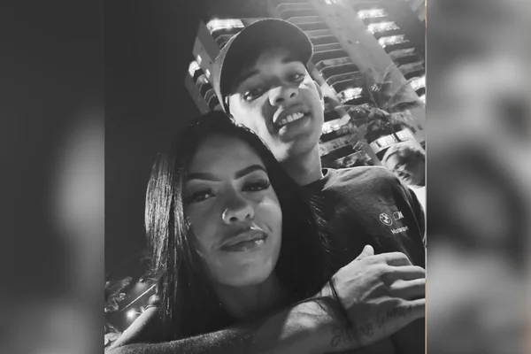 Imagem em preto e branco de casal. Metrópoles