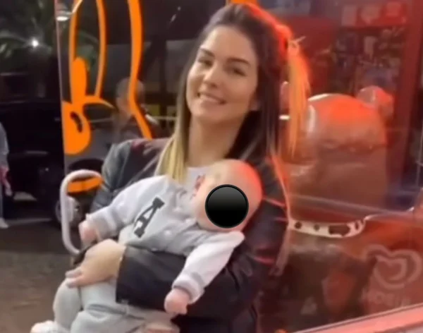 Imagem colorida de Leticia com o filho Bernardo no colo internada pelo sogro - Metrópoles