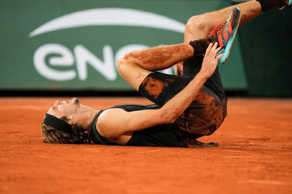 Cenas fortes: veja momento da grave lesão de Zverev em jogo com Nadal