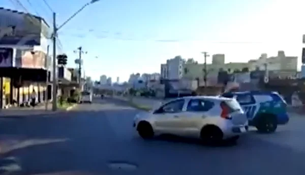 PM é acionada para acordar motorista que dormiu dentro do carro no meio de avenida em Goiânia, Goiás