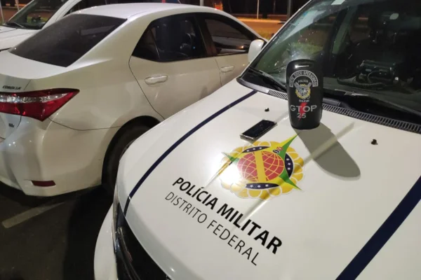 Celular em cima de viatura