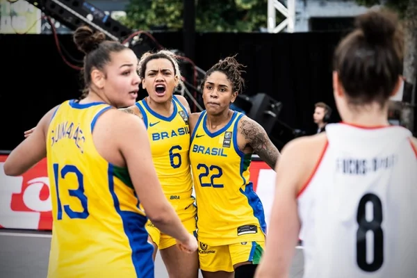 Seleção Brasileira feminina de basquete 3x3 comemorando a vitória sobre a Sérvia no Mundial - Metrópoles