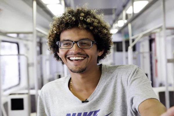Veja quem é o rapper MC Estudante, que agrediu e ameaçou a ex com faca