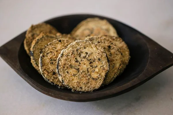 Deliciosa e saudável: aprenda a fazer berinjela empanada sem fritar