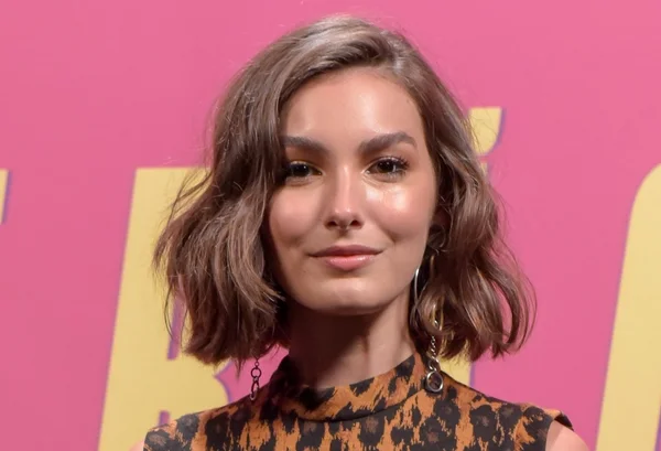 Marina Moschen explica decisão de apresentar namorada aos fãs