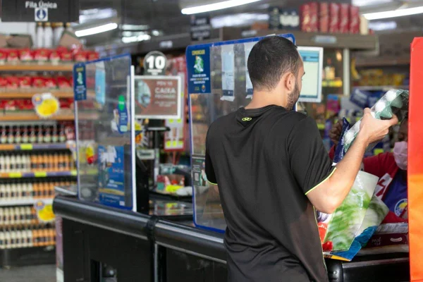 Homem de camisa preta em mercado