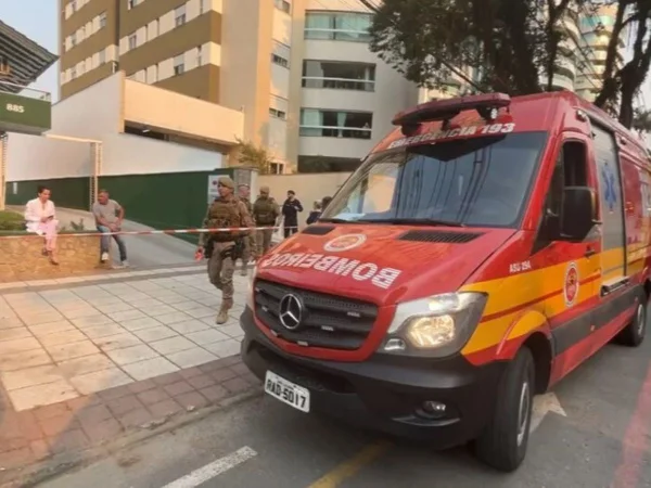 Foto colorida de ambulância dos bombeiros no local do acidente - Metrópoles