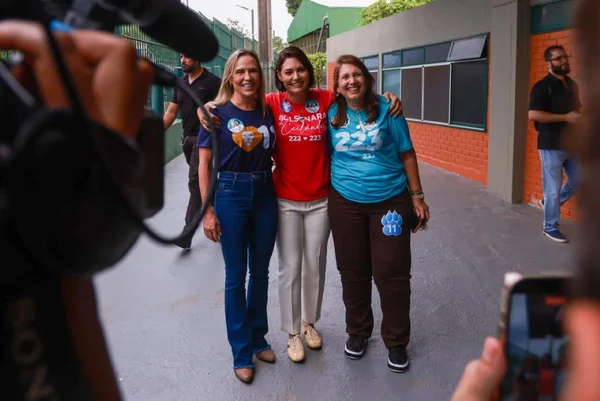 Celina, Michelle e Bia Kicis no local de votação neste domingo