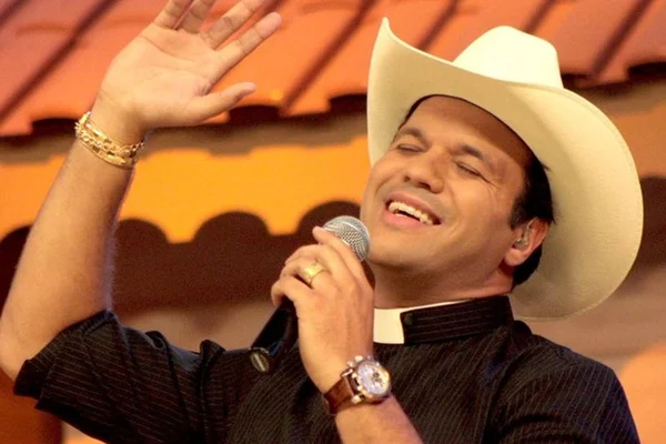 Padre é acusado de ofender idosos, funcionários e fazer cabaré na TV