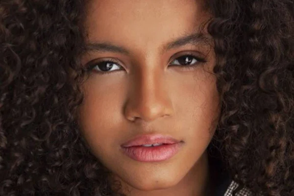 Atriz da Disney relembra casos de racismo: “Precisei ser forte”