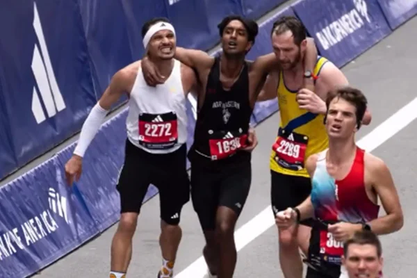 Corredor paulista ajuda outro competidor a ser carregado na Maratona de Boston - Metrópoles
