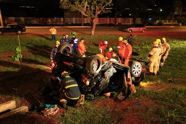 Adolescente de 16 anos capota carro roubado na Epia Sul