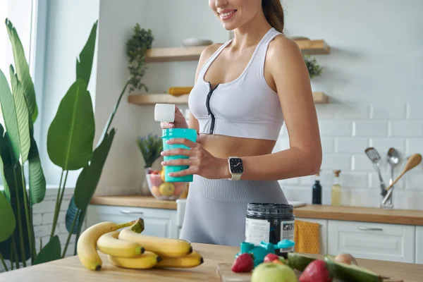Foto colorida - mulher preparando uma vitamina
