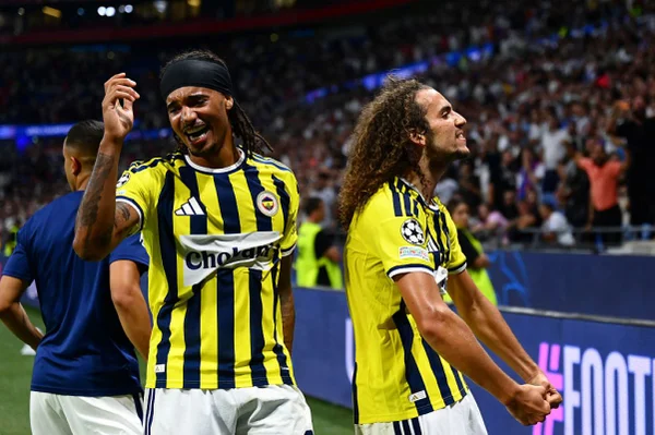 Guendouzi provoca torcida do Lyon e inicia briga após vitória do Fenerbahçe