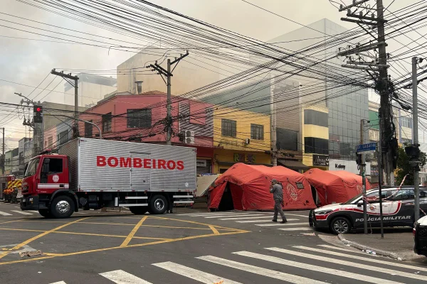 Incêndio em shopping no Brás está em fase de rescaldo, dizem bombeiros