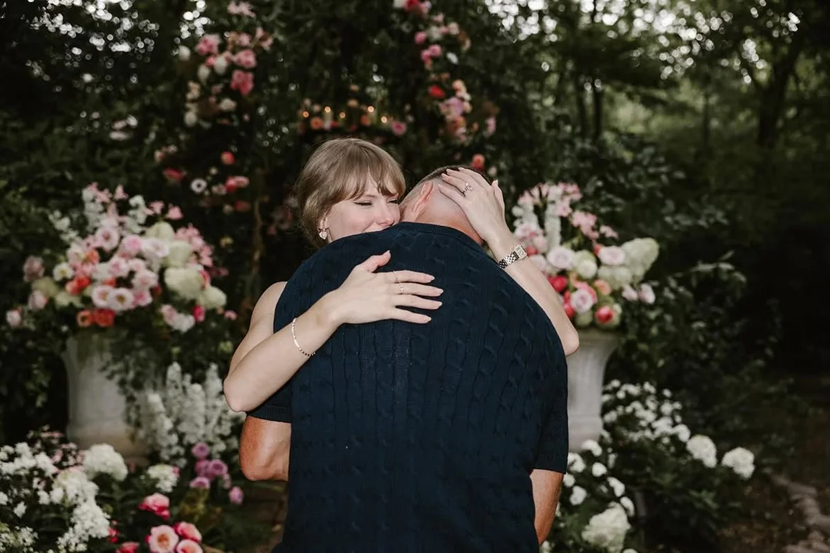 O jogador de futebol americano pediu a cantora em casamento em agosto do ano passado O jogador de futebol americano pediu a cantora em casamento em agosto do ano passado