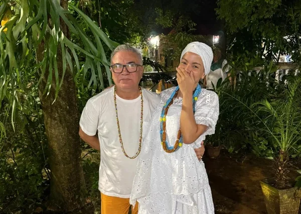 Pai de Santo de Anitta vai a ato pró-anistia com Bolsonaro em SP