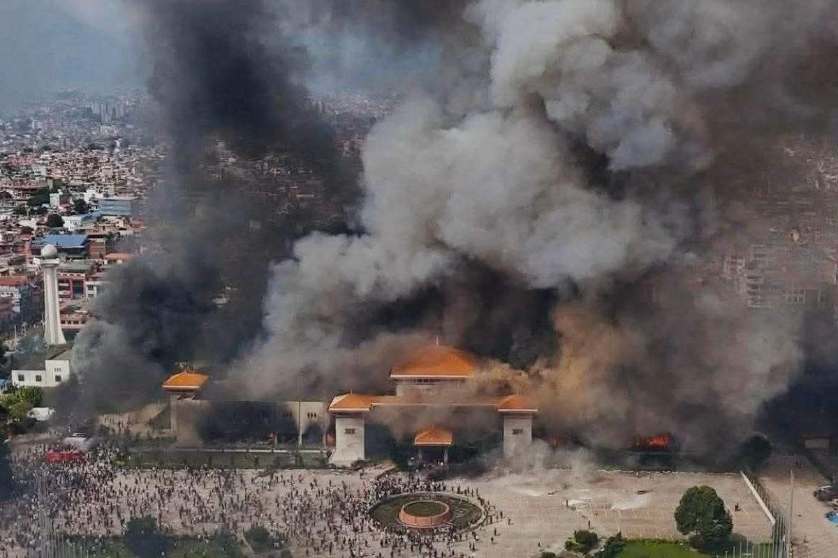 Nepal protestantes incendeiam a cidade e derrubam governo. Vídeo