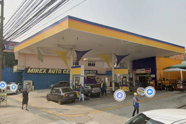 Na operação para fechar o posto, um funcionário foi flagrado vendendo combustível adulterado com metanol. O local já havia sido lacrado - Metrópoles