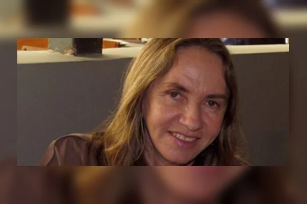 Imagem colorida de mulher loira sorrindo - Metrópoles