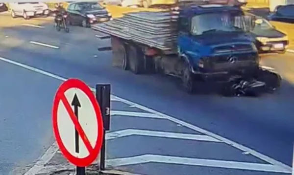 Vídeo: engenheiro morre atropelado por caminhão após ter moto derrubada
