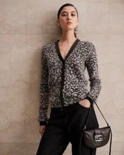 Jeans com suéter estampado e bolsa em couro Jeans com suéter estampado e bolsa em couro