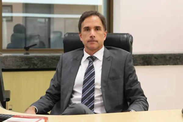 TRF-4 mantém afastado juiz da Lava Jato suspeito de furtar champanhe