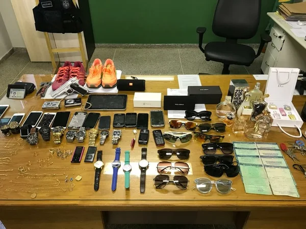 Deu mole: porteiro foi denunciado após postar foto de óculos furtado