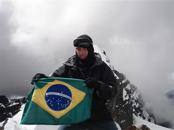 Foto colorida do motanhista brasileiro Marcelo Deuvaux - Metrópoles
