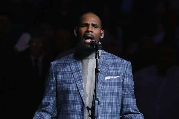 R. Kelly é acusado de estuprar e passar herpes para garota de 13 anos