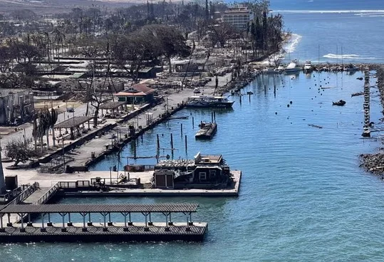 Foto colorida da cidade de Lahaina, no Havaí, destruída por incêndio - Metrópoles