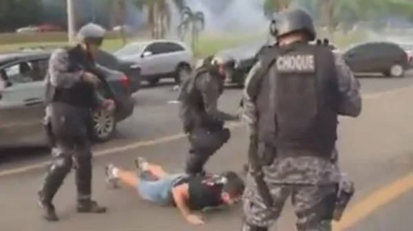 Tiro, porrada e bomba. Professores são detidos em protesto e reclamam de agressão de PMs