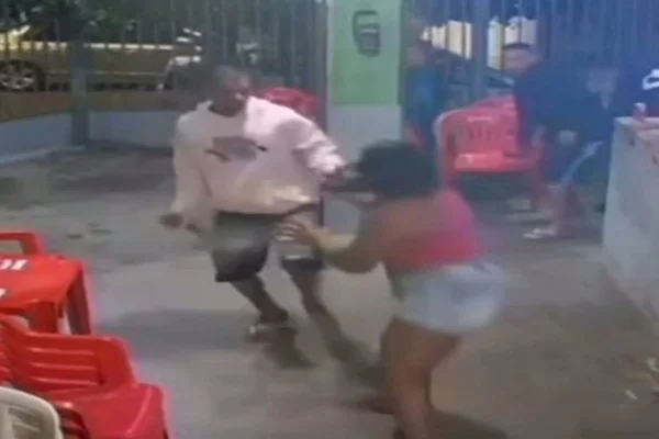 Mulher é atacada com facão em bar no DF