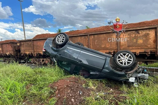 Mulher não consegue parar a tempo e tem carro atingido por trem no DF