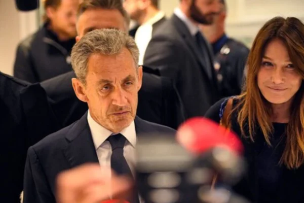 Imagem colorida do ex-presidente francês ao lado da esposa
