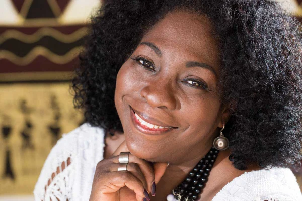 Em Dhi Ribeiro, diva do samba, moram as três capitais brasileiras