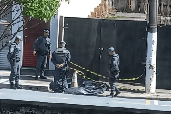 Imagem colorida de homem encontrado morto em frente ao fórum de São Bernardo do Campo - Metrópoles
