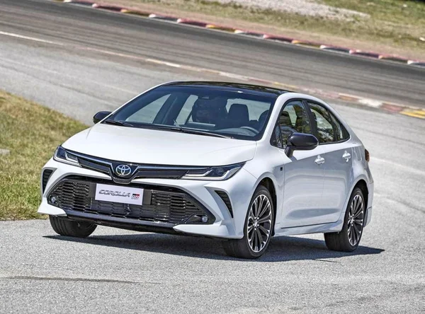 Toyota Corolla ‘esportivo’ GR-S chega às lojas por R$ 152 mil