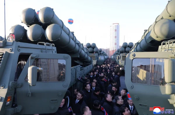 Imagem colorida mostra armas da Coreia do Norte - Metrópoles