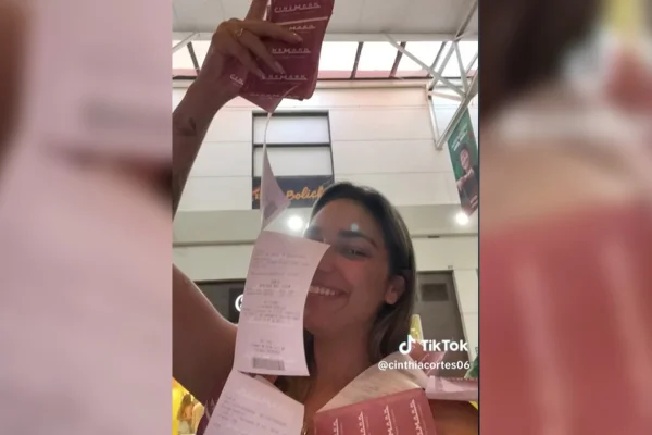 Vídeo: professora do DF viraliza ao retirar 287 ingressos no cinema para alunos