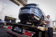 Carro apreendido durante ação da PF em endereço ligado ao "careca do INSS"
