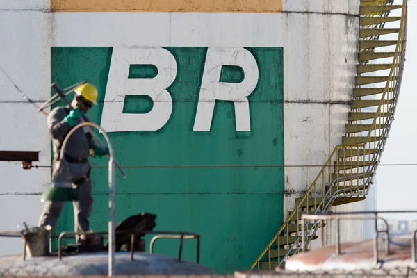 Petrobras eleva preço da gasolina em 1,7% e diminui o diesel em 0,5%