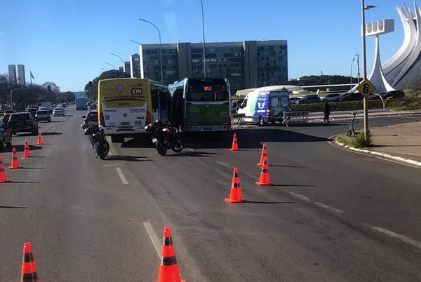 Gestante é levada ao hospital após acidente entre ônibus na Esplanada - destaque galeria