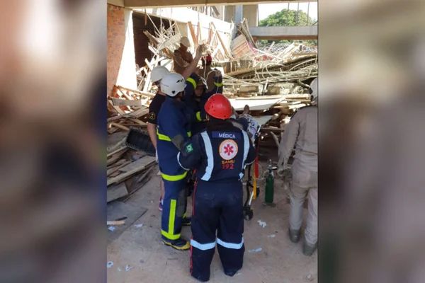 Cinco pessoas ficam soterradas após desabamento em obra no Paraná