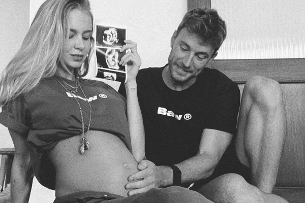 A campeã do Masterchef, Isabella Scherer, mostra foto de ultrassonografia e revela que está grávida de gêmeos ao lado do namorado, Rodrigo Calazans - Metrópoles